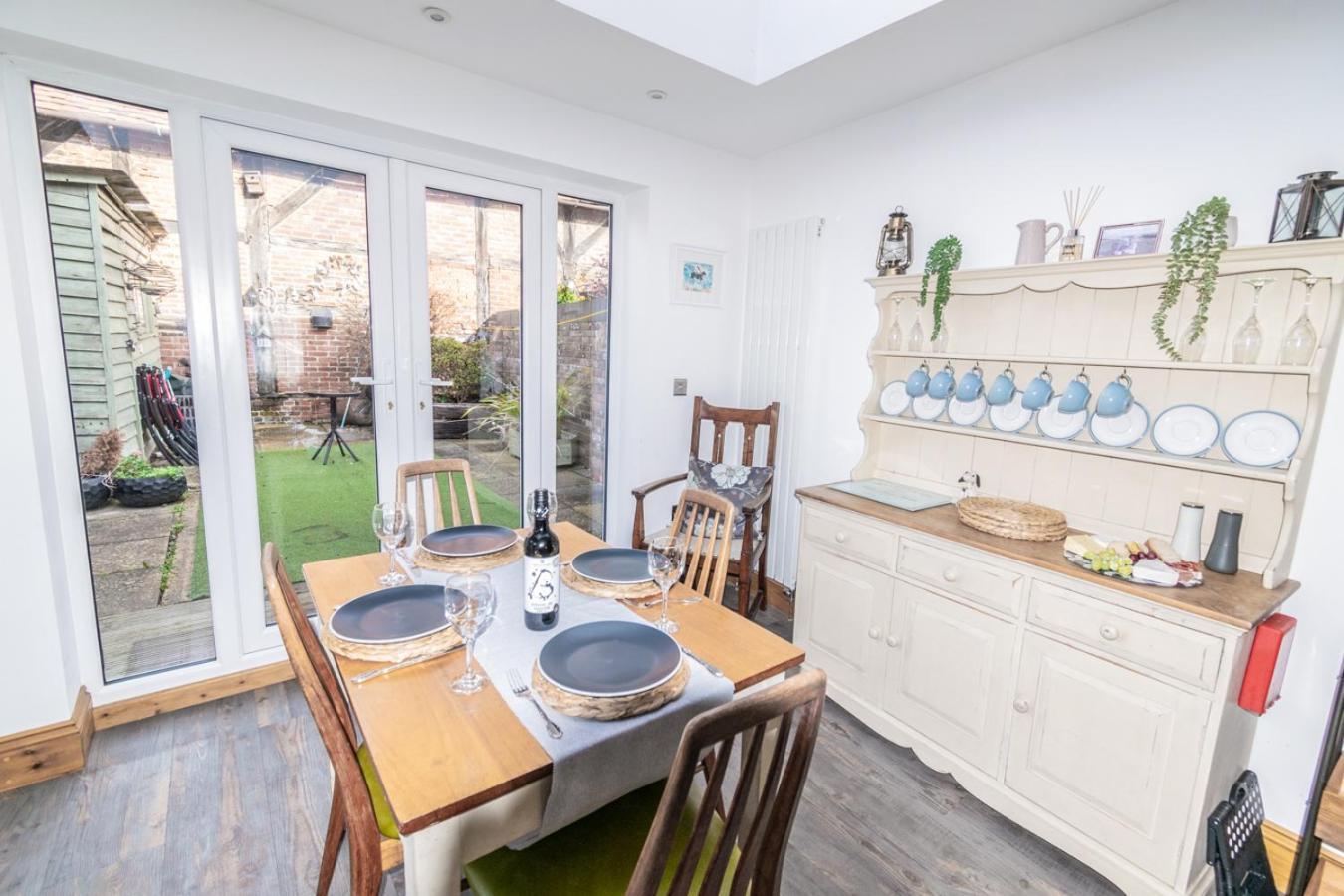 Stylish 2 Bedrooms Cosy & Bright Cottage, Pet Friendly, Sleeps 5, Titchfield Village - Summer Special Offer!! - By Blue Puffin Stays Ngoại thất bức ảnh