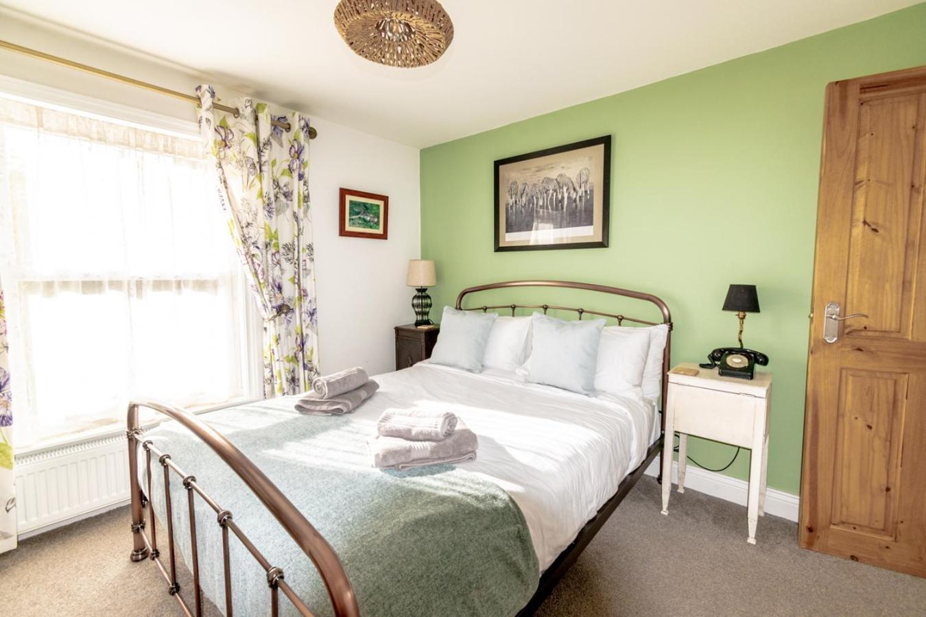 Stylish 2 Bedrooms Cosy & Bright Cottage, Pet Friendly, Sleeps 5, Titchfield Village - Summer Special Offer!! - By Blue Puffin Stays Ngoại thất bức ảnh